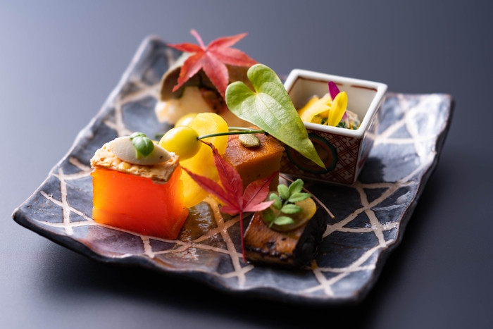 八寸:食物月の肴核(左下から時計回りに、醒ヶ井鱒の燻製博多、丸十いちょう、焼き鯖寿司、菊花白和え、南瓜カステラ、秋刀魚の辛煮)