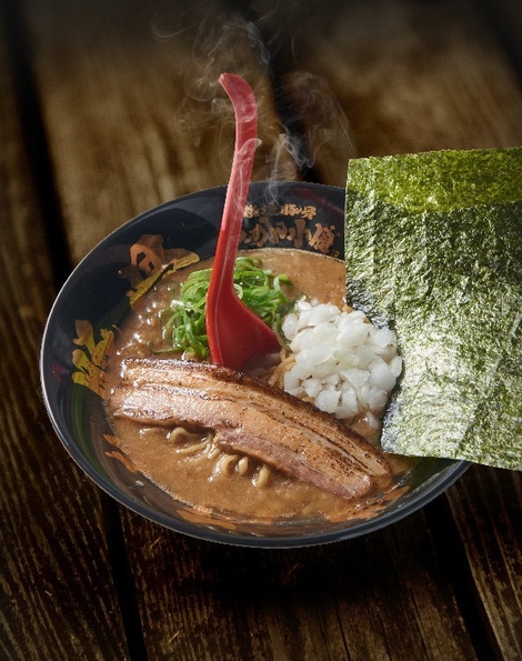 レンゲが立つほど濃厚な豚骨スープが話題の「禁断らーめん」