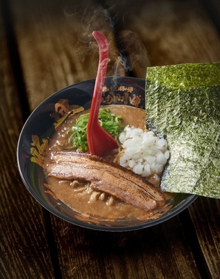 レンゲが立つほど濃厚な豚骨スープが話題の「禁断らーめん」