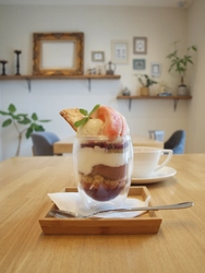 紅茶専門店amsu tea house(アムシュ ティーハウス)が 期間限定メニュー『桃のパフェ』を新発売！