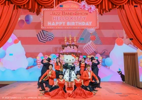 【三ノ宮から約40分】ハローキティのお誕生日を祝う特別ショー♪ シアターレストラン「HELLO KITTY SHOW BOX」新作ランチ公演
『Hello Kitty Swinging Party!! -Birthday Celebration-』11月1日より開催！