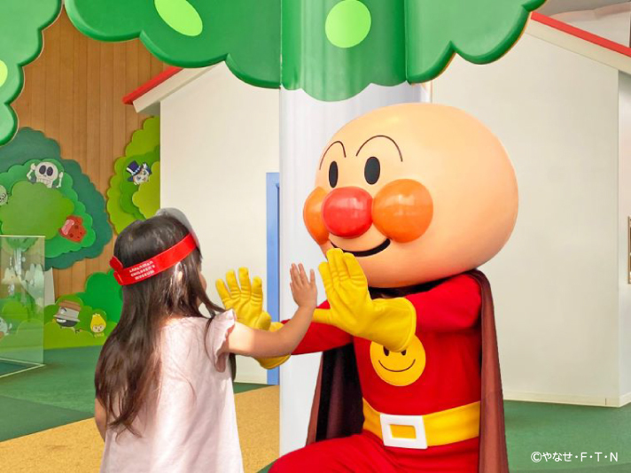 アンパンマンたちとタッチやハグができる「キャラクターグリーティング」