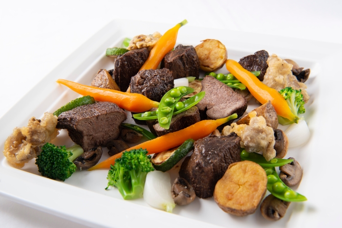 牛タンのブレゼ 赤ワイン風味 季節の野菜添え