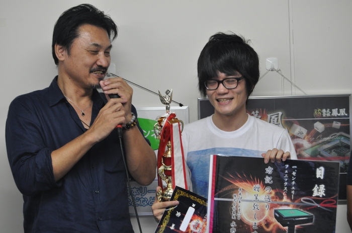 前回(第4回鳳凰杯)優勝時の「麻雀倶楽部くまさん」(右)と解説&プレゼンター・加藤哲郎氏(左)