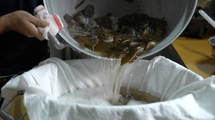 『火入れ作業』では、かつお節、いりこ、あじ、鯖節、昆布、椎茸の出汁を一つ一つ丁寧にとっていきます