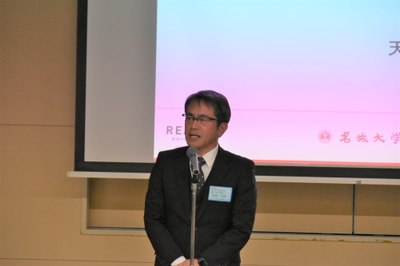 卒業生を代表して挨拶をする天城会の服部会長