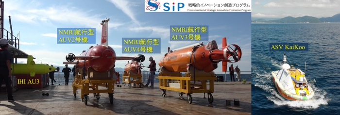 図１.  異機種AUV4機、ASV１機で構成した海底調査ユニットによる複数AUV隊列制御実海域試験の様子