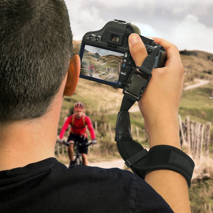 USA GEAR TrueSHOT カメラ リストストラップを使用して撮影している男性