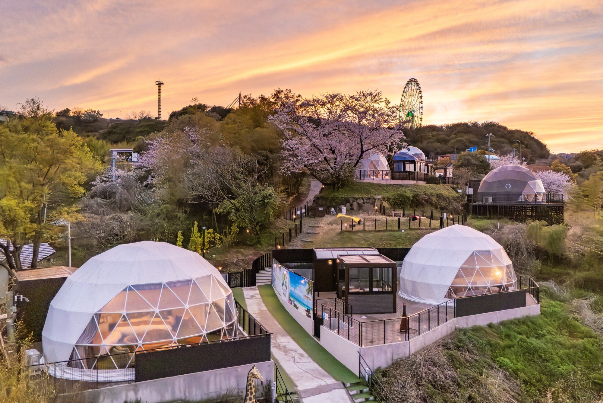 淡路島の"海の見える丘"に展望台が誕生
オーシャンビュー×通年イルミネーション×バーベキュー
グランピングリゾートAwajiで、新しい景色と過ごし方を