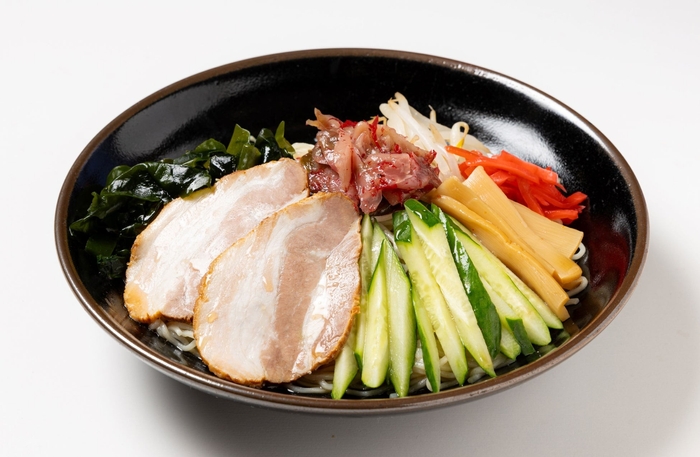 秘伝のタレに黒酢を加えて、さっぱりとした味わいの特製『冷やし中華』（標準価格：930円（税込）） ※イメージ