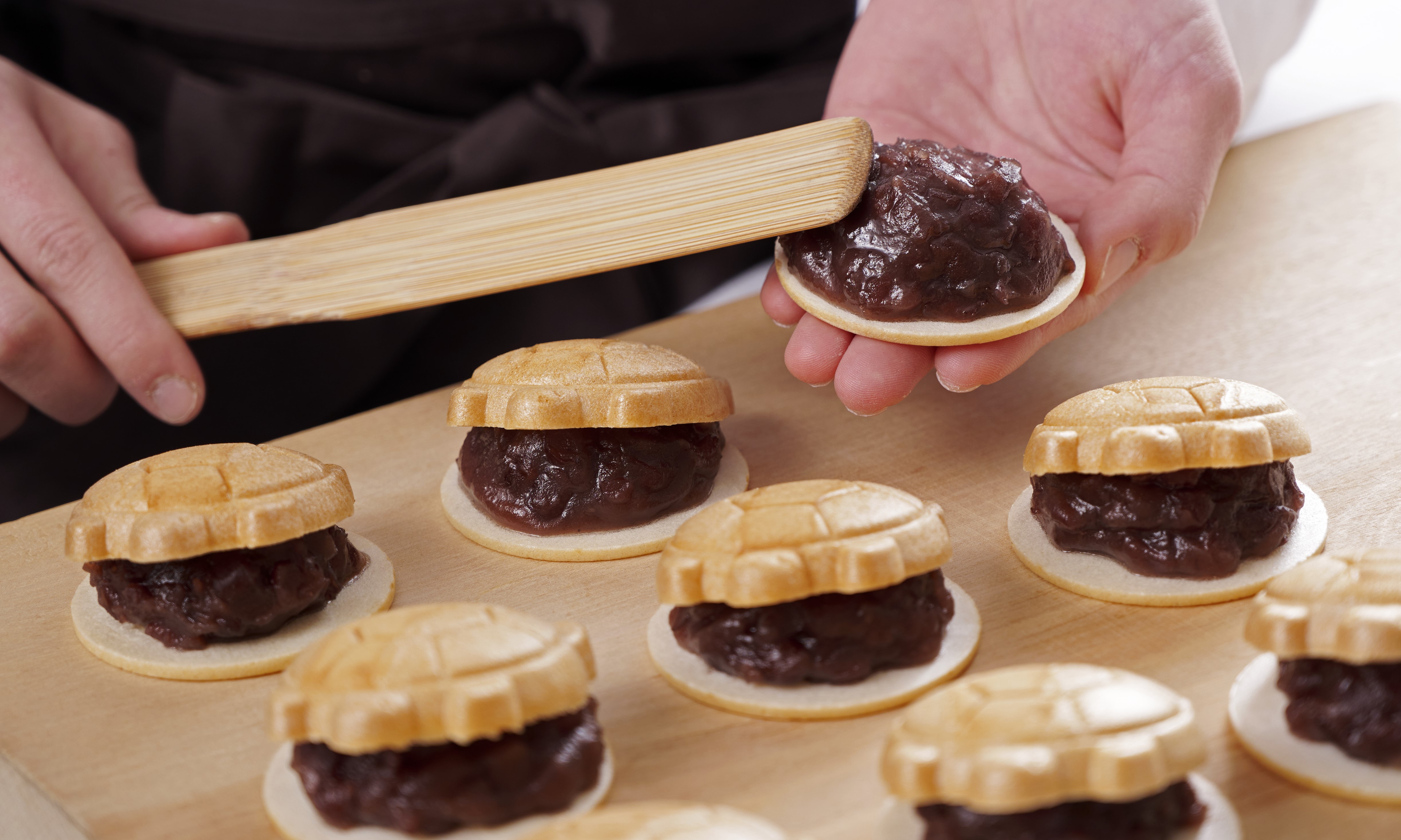 店内厨房で出来立ての味わいを!これまでにない美味しさをお届けする新しい亀屋万年堂誕生!