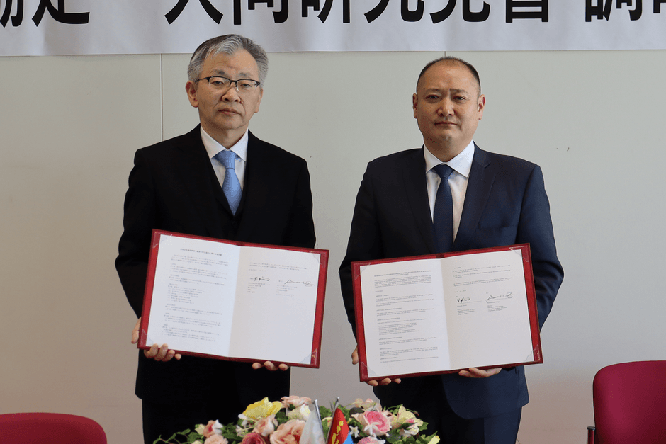 協定書を手に記念写真に納まる（左から）平野学長、バダムハタン所長
