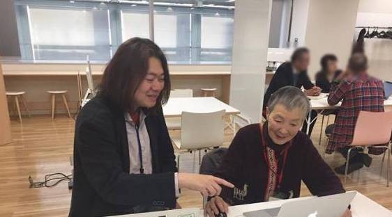 82歳若宮 正子さんに教えているところ