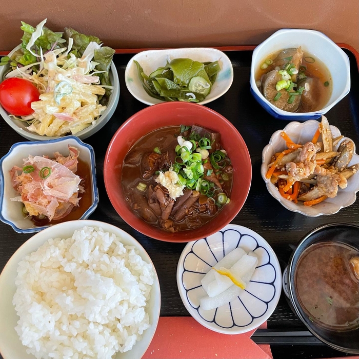 【脅威の品目数】どてっこ定食　780円(税込)