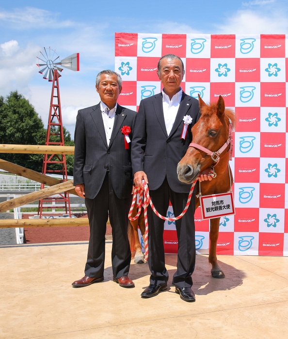 2017年8月、中伊豆ワイナリーヒルズにて開催された対州馬歓迎セレモニーの様子。写真左より、対馬市・比田勝尚喜市長、当社代表取締役会長兼社長　志太勤一