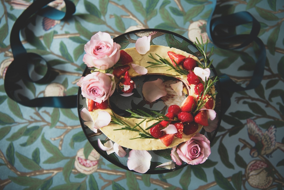 〈GlobeCaravan「Flower Lettercake」（グローブキャラバン フラワーレターケーキ）〉Holy Wreath（ホーリーリース）2021