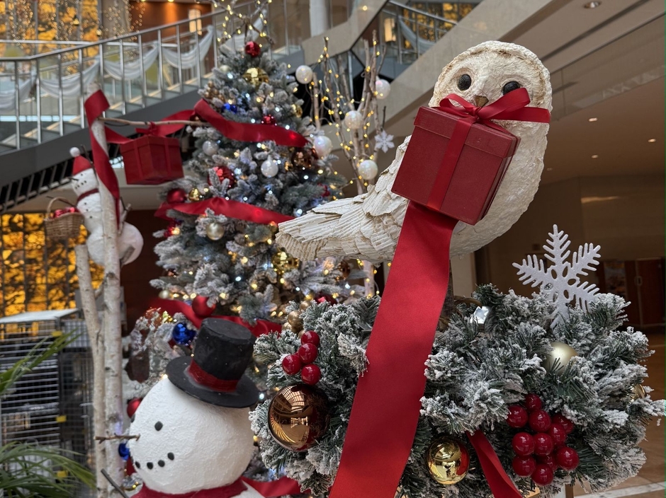 「光の大階段」にはプレゼントを持ったフクロウも