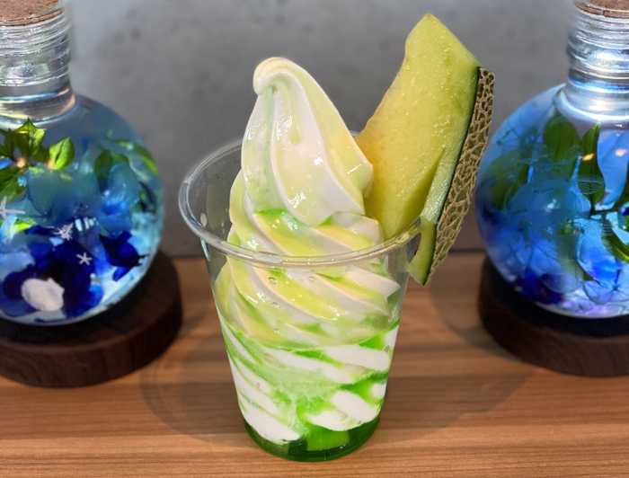 ＜茨城産メロン夏色ソフト(NEW)　430円(税込み)＞