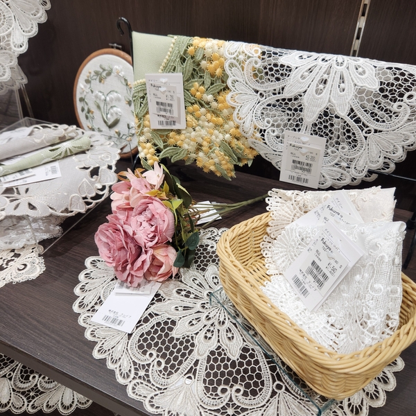 本格的なレースや刺繍の数々。豊富なデザインと幅広いサイズ展開が魅力