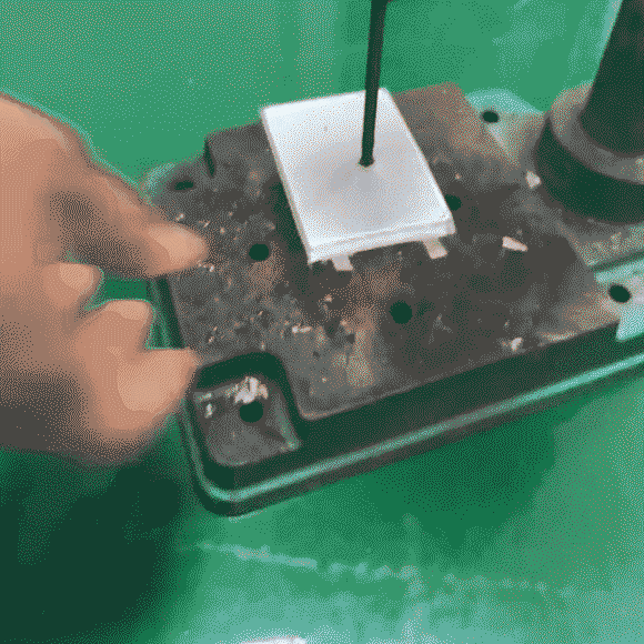 セルへの釘差しの様子