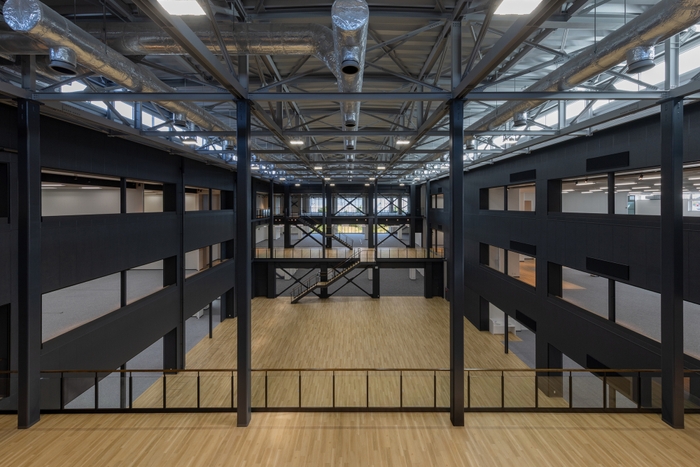 新本社内 「ローランド・アリーナ」と、それを取り囲む「ローランド・サーキット」