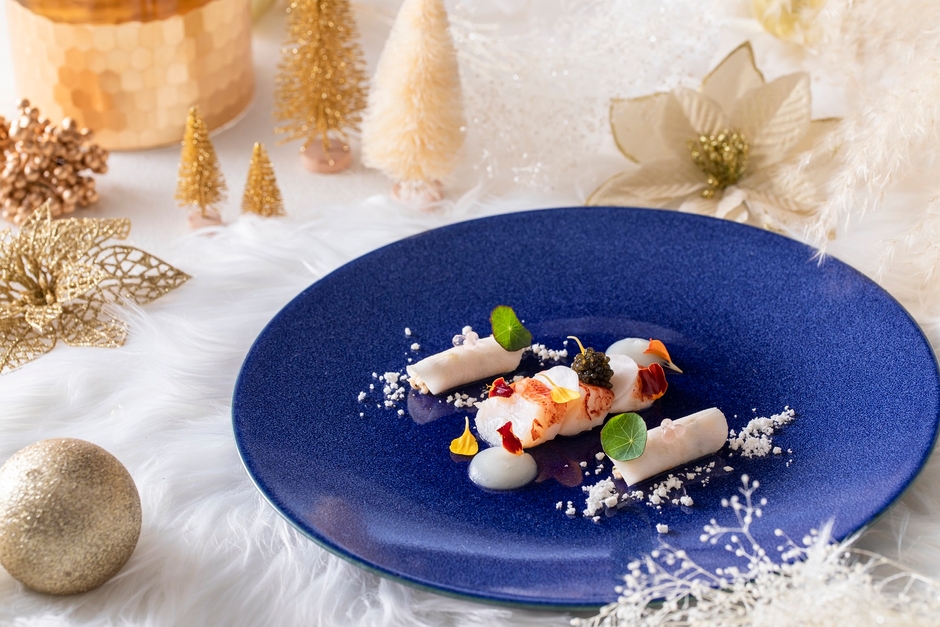 前菜 / 白雪姫:しっとり火を入れたオマール海老とズワイ蟹のサラダに今市蕪を合わせました。オマール海老は今市蕪のピュレとキャビアに甲殻類のエキスのソース。ズワイ蟹はエシャロットとディルを合わせ、ヴィネグレットでマリネした今市蕪で包み、ラビオリに。2種類の甲殻類と今市蕪の甘味や食感を楽しんで頂く贅沢な一品。