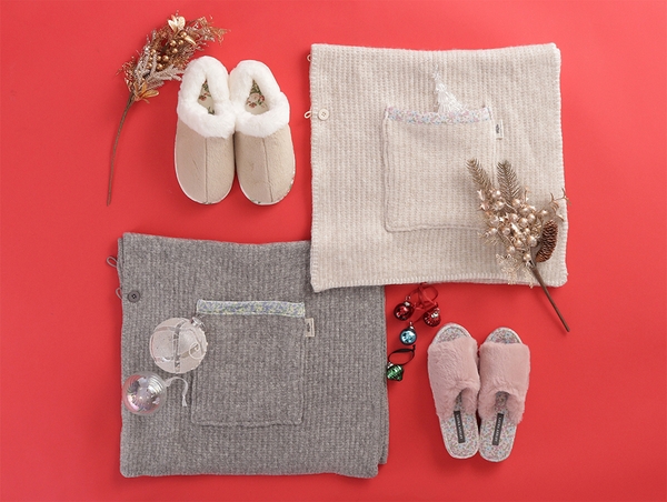 (左上から) ふわふわルームシューズ ￥4,950 (税込) ／ポケット付きニットブランケット 各 ￥9,790 (税込) ／ ふわふわフラワー柄スリッパ ￥4,290 (税込)