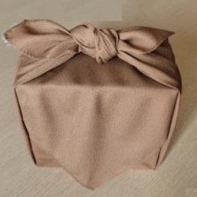 桐箱を包んでお渡しします。