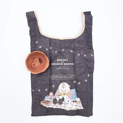 美味しそうなポーチが付いた、スヌーピーの折りたたみエコバッグ。バッグチャームにして、一緒に連れてお出かけしたくなります！