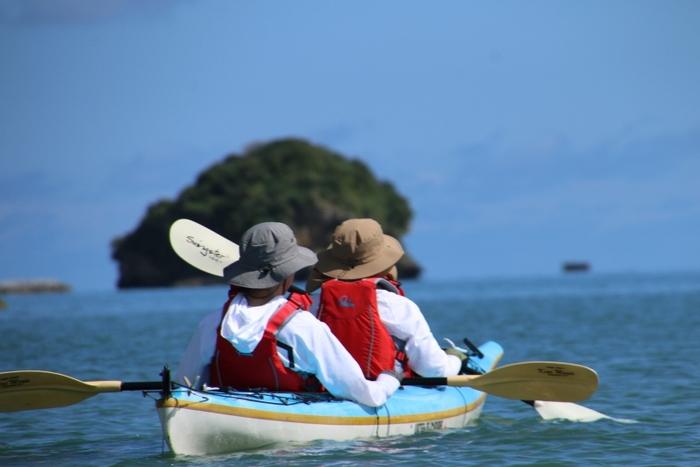 古宇利島に向けてシーカヤックで漕ぎ出します