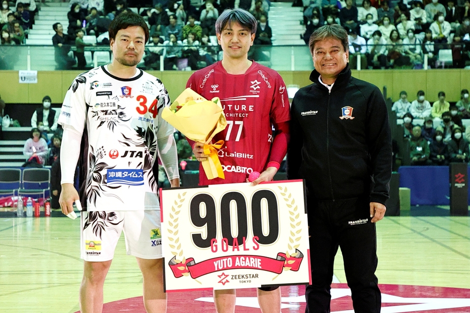 中央:副キャプテン東江雄斗(23年11月25日JHL通算900得点達成/23年12月末現在 通算得点歴代6位、現役4位)