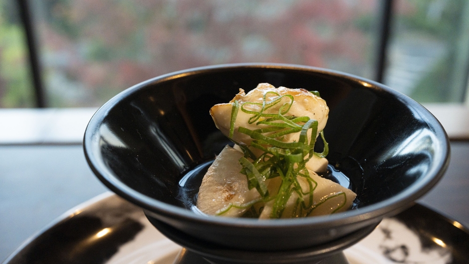 ▲『深秋』の「淡路3年とらふぐ/蕪/淡路葱の餡 黄柚子の香り」