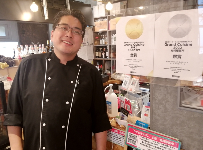 料理長 岡崎 大輔シェフと表彰状