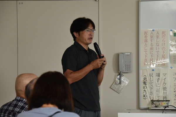 パンジーやビオラの栽培について解説する森田裕将准教授