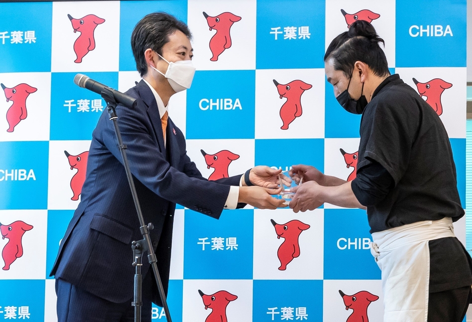 最優秀賞(千葉県知事賞)トロフィー授与