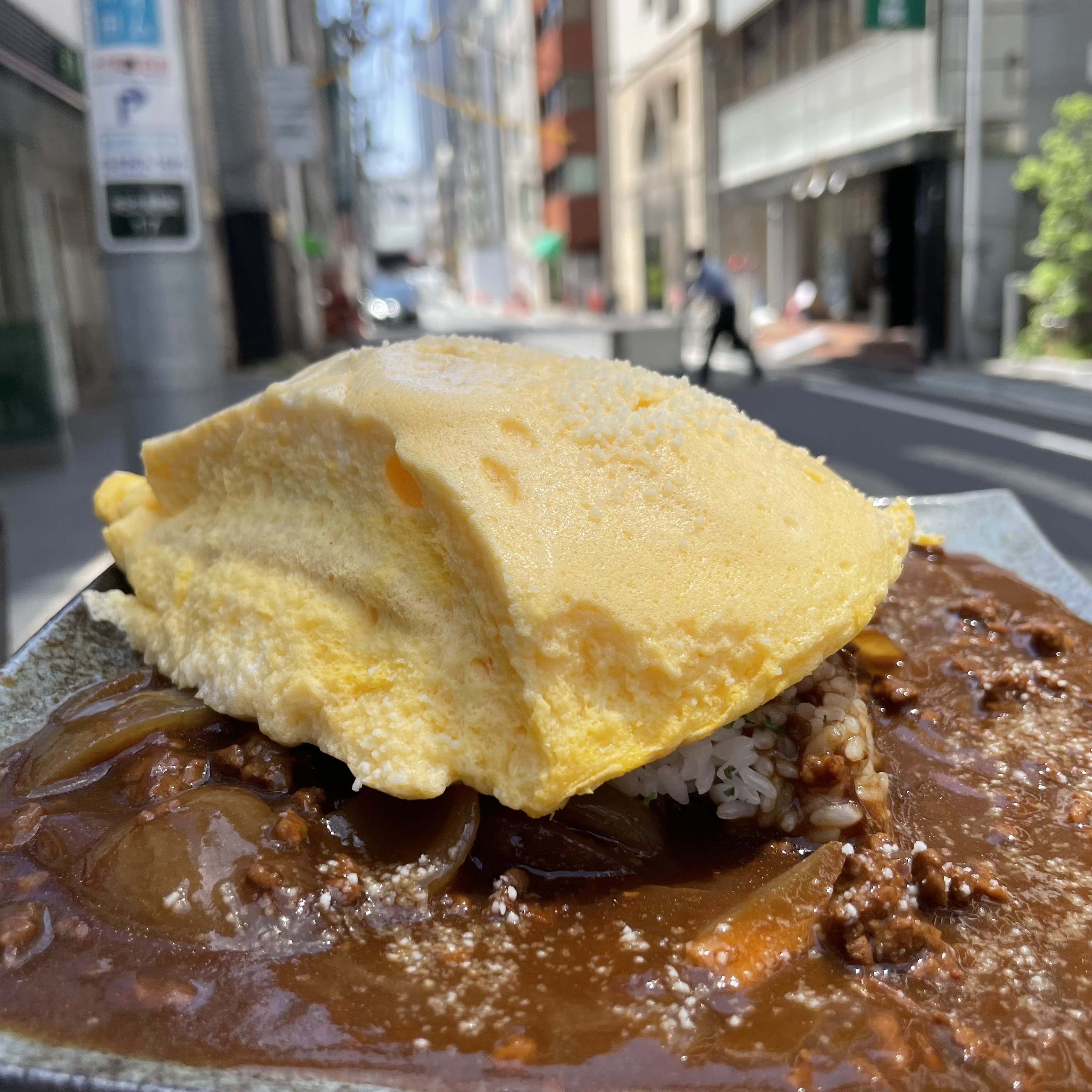 オムライスページ クロとシロ」が神田に移転オープン！ミスタースフレ日野澤さんの