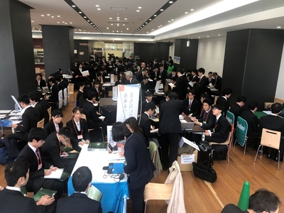 多数の学生が参加する合同業界研究会(2019年2月)