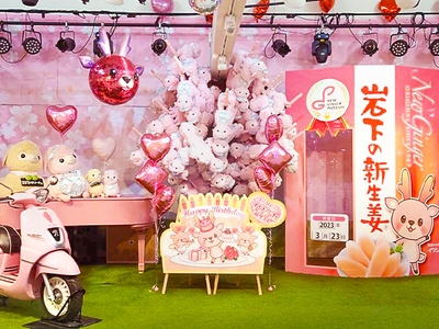 イベントステージのイワシカバースデーパネル（写真は昨年のもの）