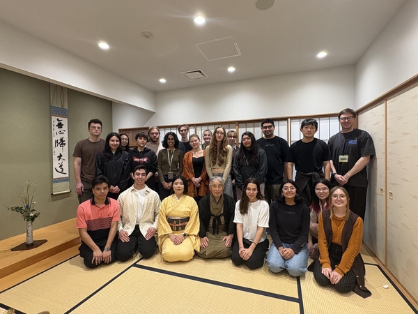 グローバルプラザの和室で記念写真