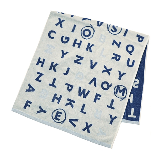 「バスタオル Alphabet」価格：1,078円／サイズ：W60×H120cm／○で囲んだアルファベットを読んでみると…！