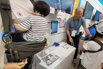 未来の抱っこバッグ体験の様子2