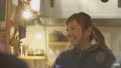 テレメンタリー2021「ポネオハウ ―アイヌの私-」より、「ポンチセ」店主 豊川純子さん(C)HTB