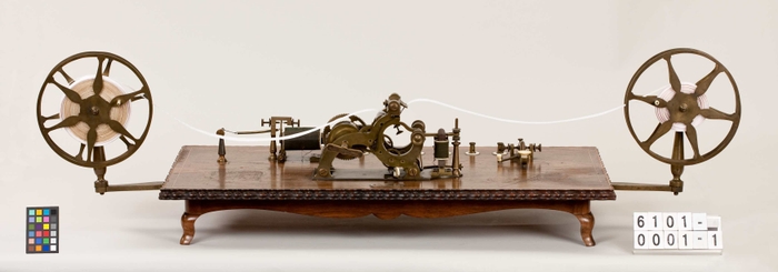 「エンボッシング・モールス電信機」(嘉永7年/ペリー将来)