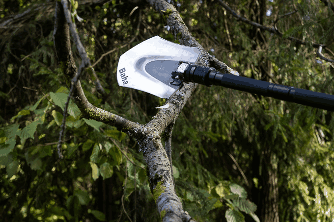 VERKの斧、ノコギリの機能で道を切り開きます。