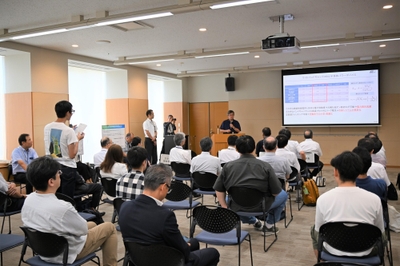 参加者からの質問に答える天野教授