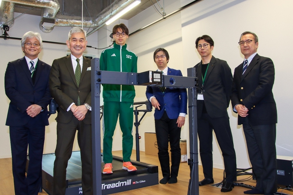左から学校法人芝浦工業大学 研究推進担当理事・芝浦工業大学SIT研究所 所長 西川宏之、芝浦工業大学 学長 山田純、駅伝部(システム理工学部環境システム学科1年)岩瀬駿介、プロジェクト研究チームリーダー(システム理工学部 教授)赤木亮太、駅伝部監督(システム理工学部 准教授) 徳本一善、SIT総合研究所 特任教授(URA) 高久守