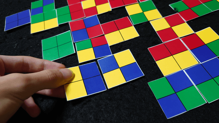 自分の番になったらカードを選んで場に配置!