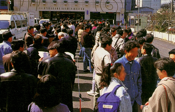 1994年3月6日、入場制限の列に並んでいるお客様