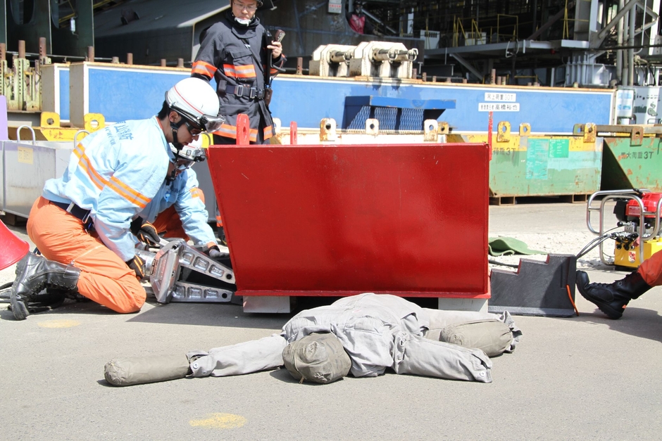 救护车出动,救出腿被卡住不能动的人(假人)