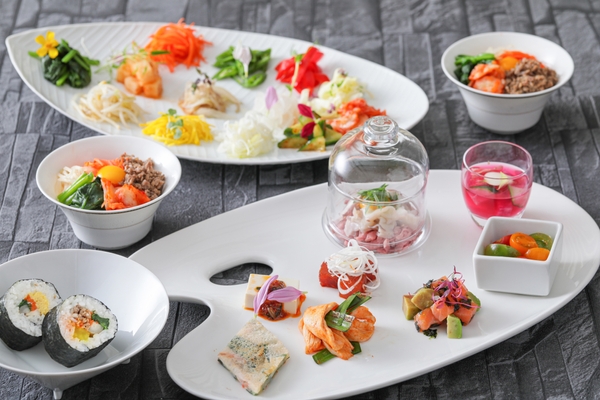 繊細な盛り付けにこだわった8種類の前菜、野菜をふんだんに使った12種類のナムル・キムチ盛り合わせなど イメージ